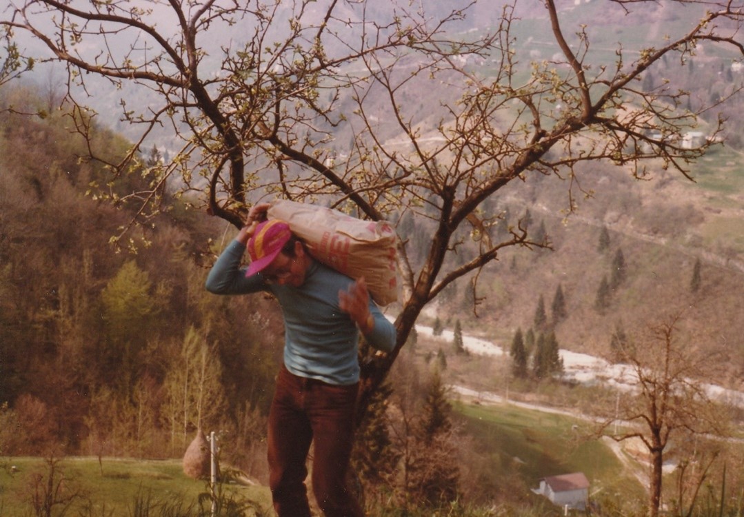 Zaino o sacchi di cemento sulla schiena